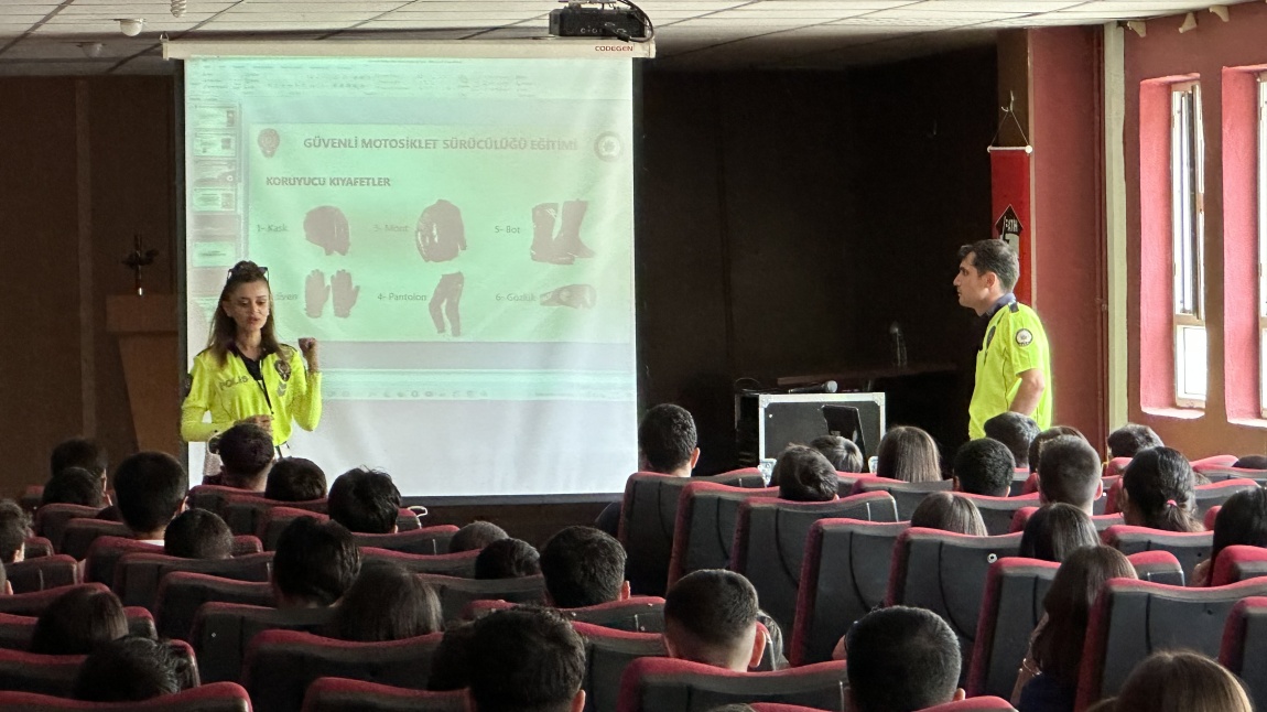Trafik Denetim Ekiplerimizce Öğrencilerimize “Trafik Eğitimi” Semineri  Yapıldı